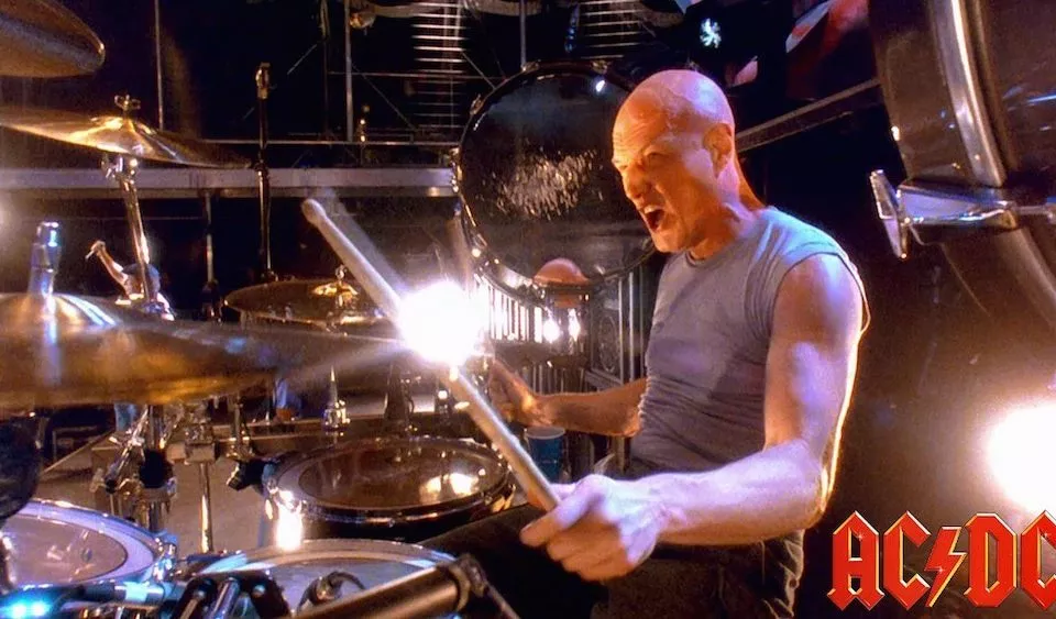 Chris Slade Rend Hommage à Malcolm Young d'ACDC