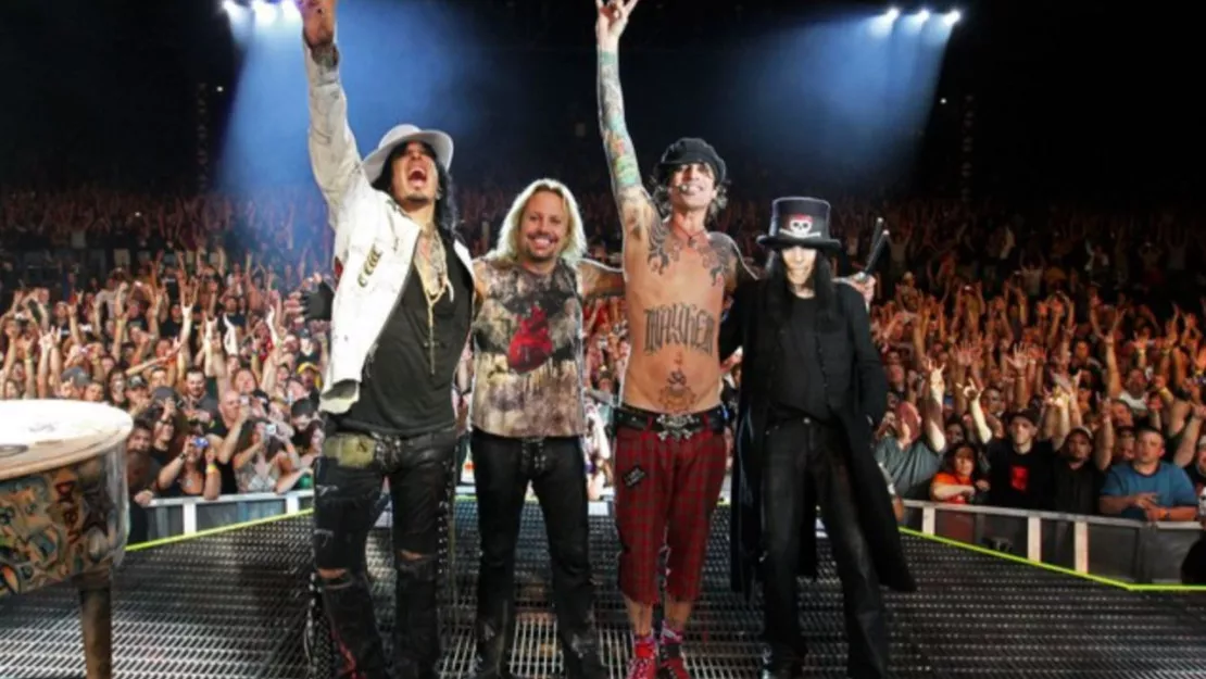 Mötley Crüe : ils descendent d'un camion poubelle et font un live de folie !